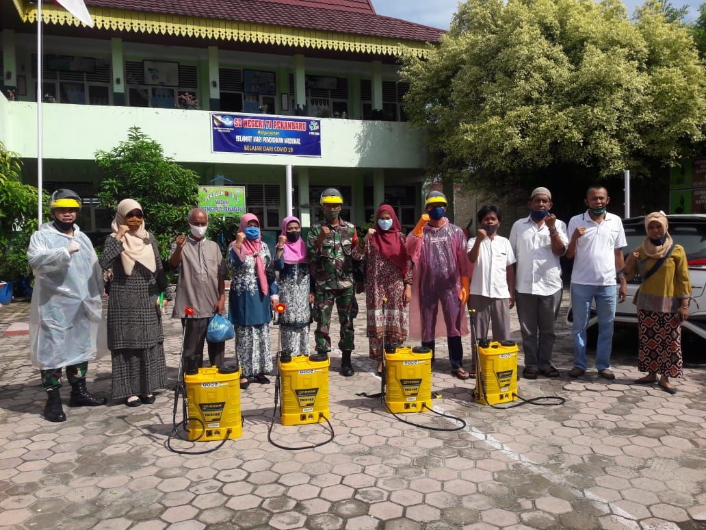 Babinsa Sumahilang Gelar Aksi Sosial Penyemprotan Disinfektan ke SDN 71 Pekanbaru 