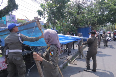 Satpol PP Pekanbaru Tertibkan 23 Lapak PKL di Jalan Soebrantas, Satu Mobil Diamankan