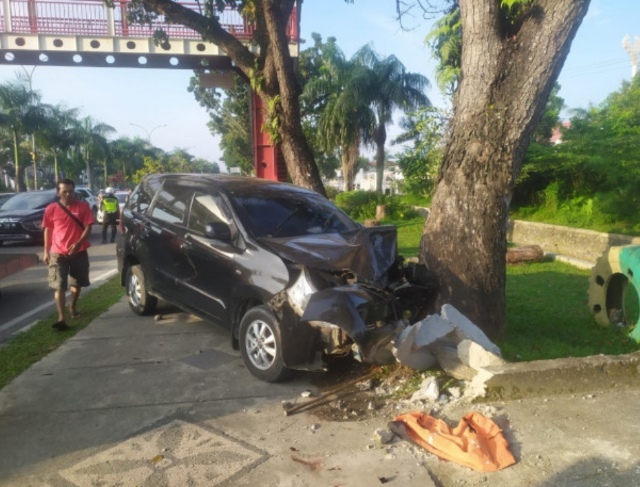 Petugas Kebersihan Terpental Ditabrak Toyota Avanza di Jalan Sudirman