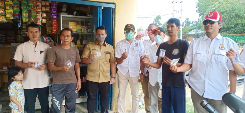 Politisi Partai Gerindra Siak Bagikan Hand Sanitizer dan Disinfektan ke Masyarakat