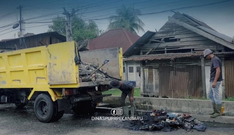 Cegah Banjir, PUPR Pekanbaru Keruk Drainase di Jalan Pangeran Hidayat