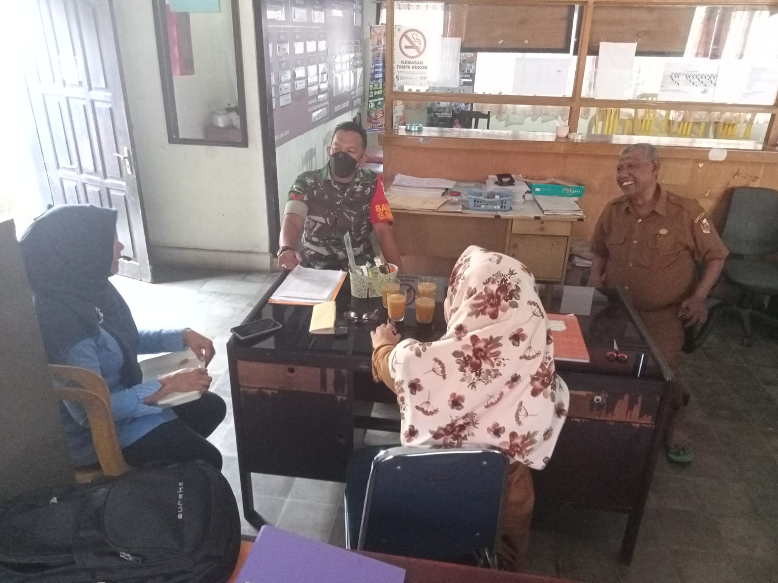 Babinsa Komsos ke Kantor Lurah, Bahas Kebersihan Lingkungan 