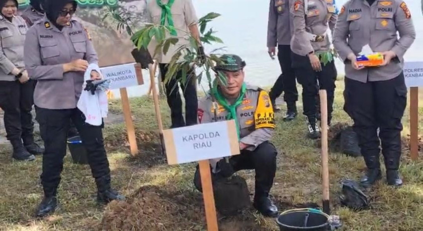 Riau Sudah Tanam 24.198 Pohon, Kapolda: Investasi untuk Masa Depan