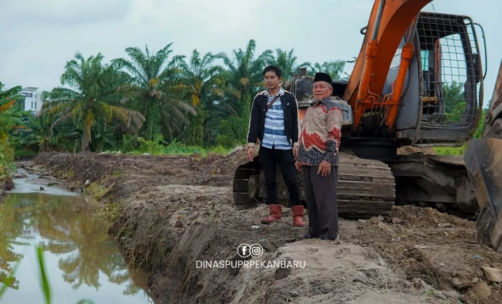 Normalisasi Drainase di Jalan Arifin Ahmad: Langkah Konkret Dinas PUPR Pekanbaru Diperbantukan Alat Berat