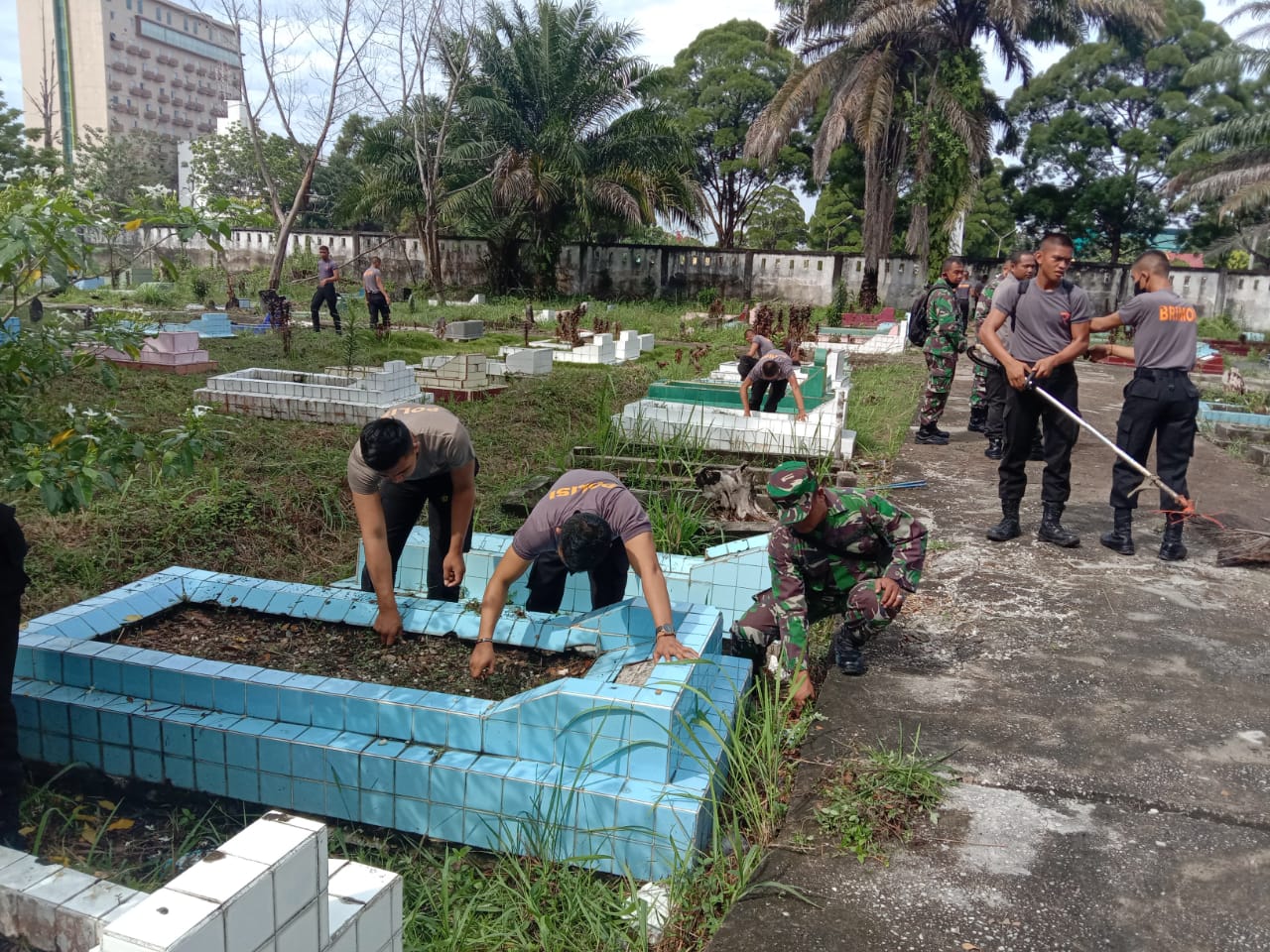 Sambut Hari Juang Kartika, Babinsa Koramil 02 Kota Ikuti Goro Gabungan di Taman Makam Bahagia 