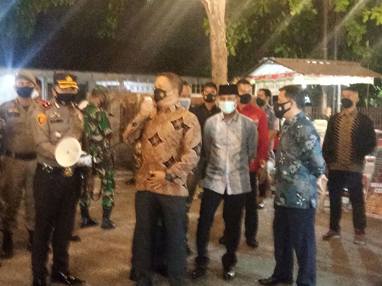 Babinsa Simpang Empat Dampingi Forkominda Riau Monitoring Prokes di Bundaran Keris 