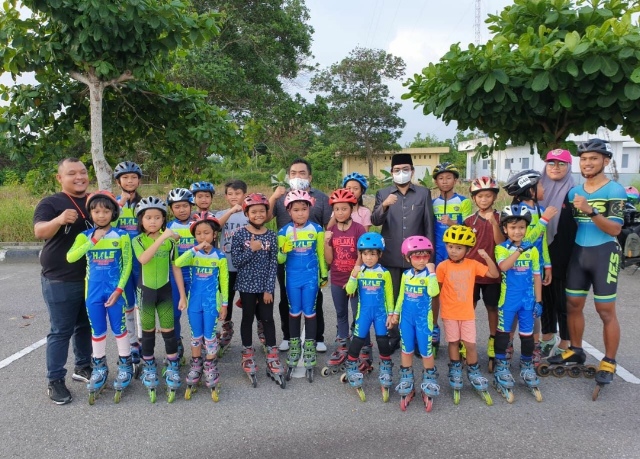 Ginda Burnama Lepas 25 Atlet Sepatu Roda Pekanbaru ke Pariaman