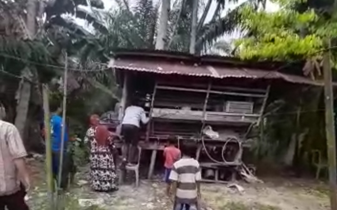 Tak Miliki Biaya Berobat, Orang Tua di Pelalawan Tega Asingkan Anaknya di Kandang Kambing