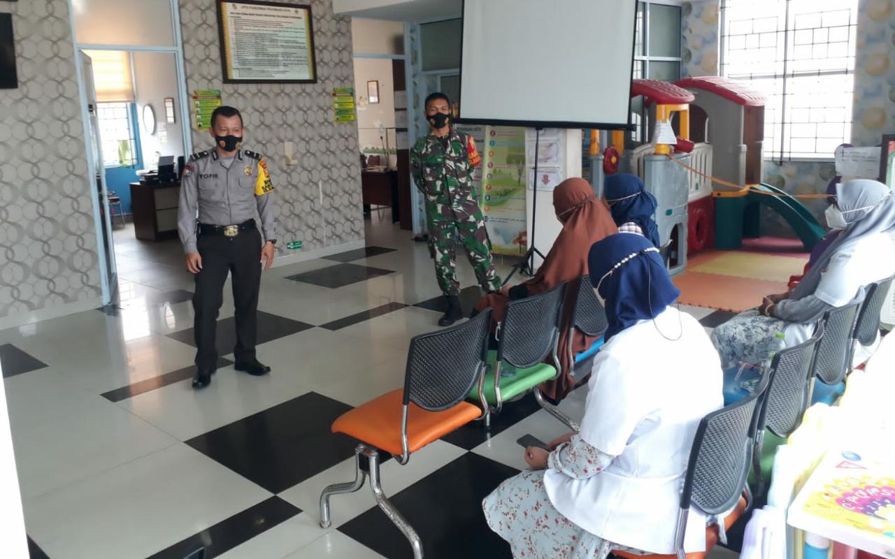 Babinsa Bersama Tim Tracking Gelar Swab Kontak Erat di Jalan  Bintara