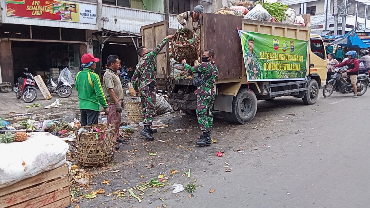 Babinsa Sukaramai Bantu Satgas Lingkungan Asri Korem 031 WB Bersihkan Sampah di Jalan Kopi 