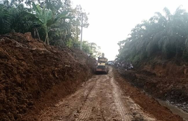 Perbaiki Jalan Rusak di Batang Cenaku Inhu
