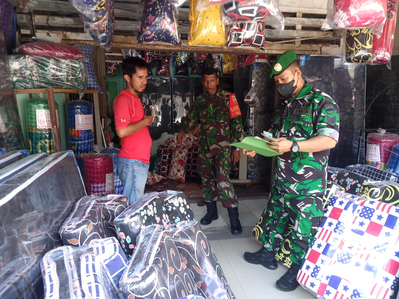 Distribusikan Tong Sampah, Ini Pesan dan Harapan Babinsa 