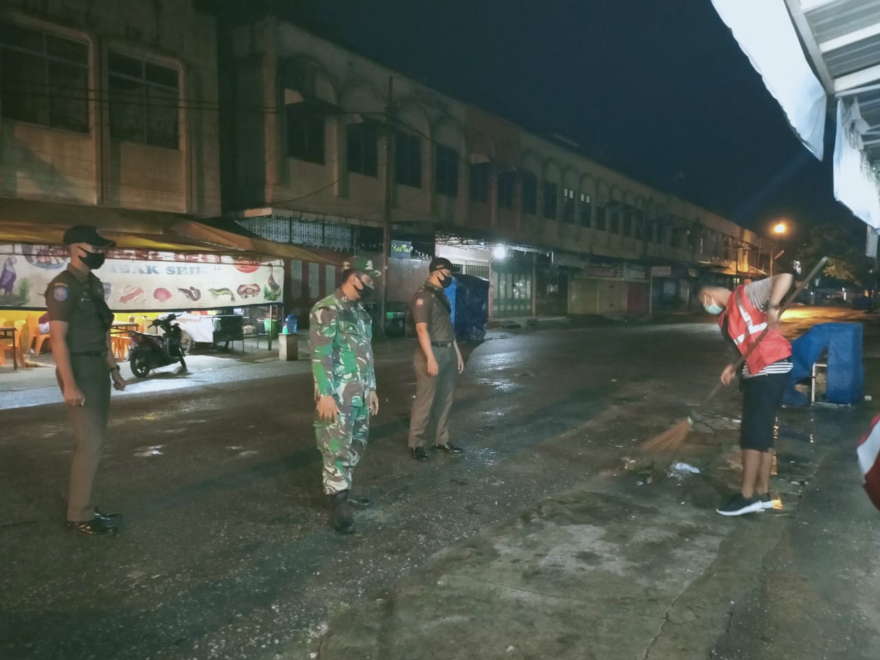 Razia Masker di Kelurahan Tanahdatar, Pelanggar Dikenakan Sanksi Menyapu Jalan 