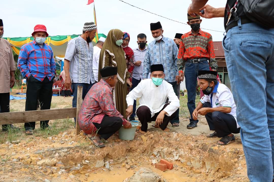 Letakan Batu Pembangunan Mesjid Amal Jariyah Al Firdaus, Ini Pesan Ayat Cahyadi