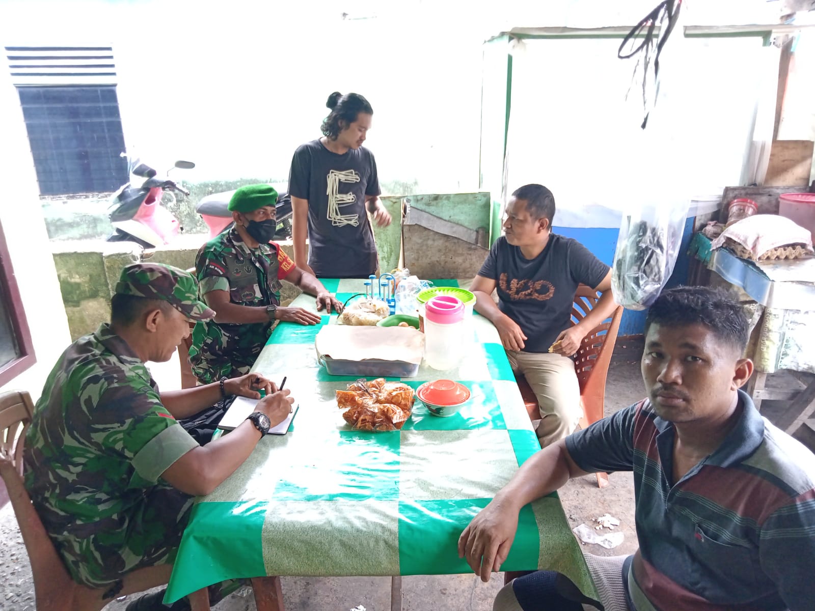 Komsos dengan Warga, Babinsa Bahas Berbagai Persoalan 