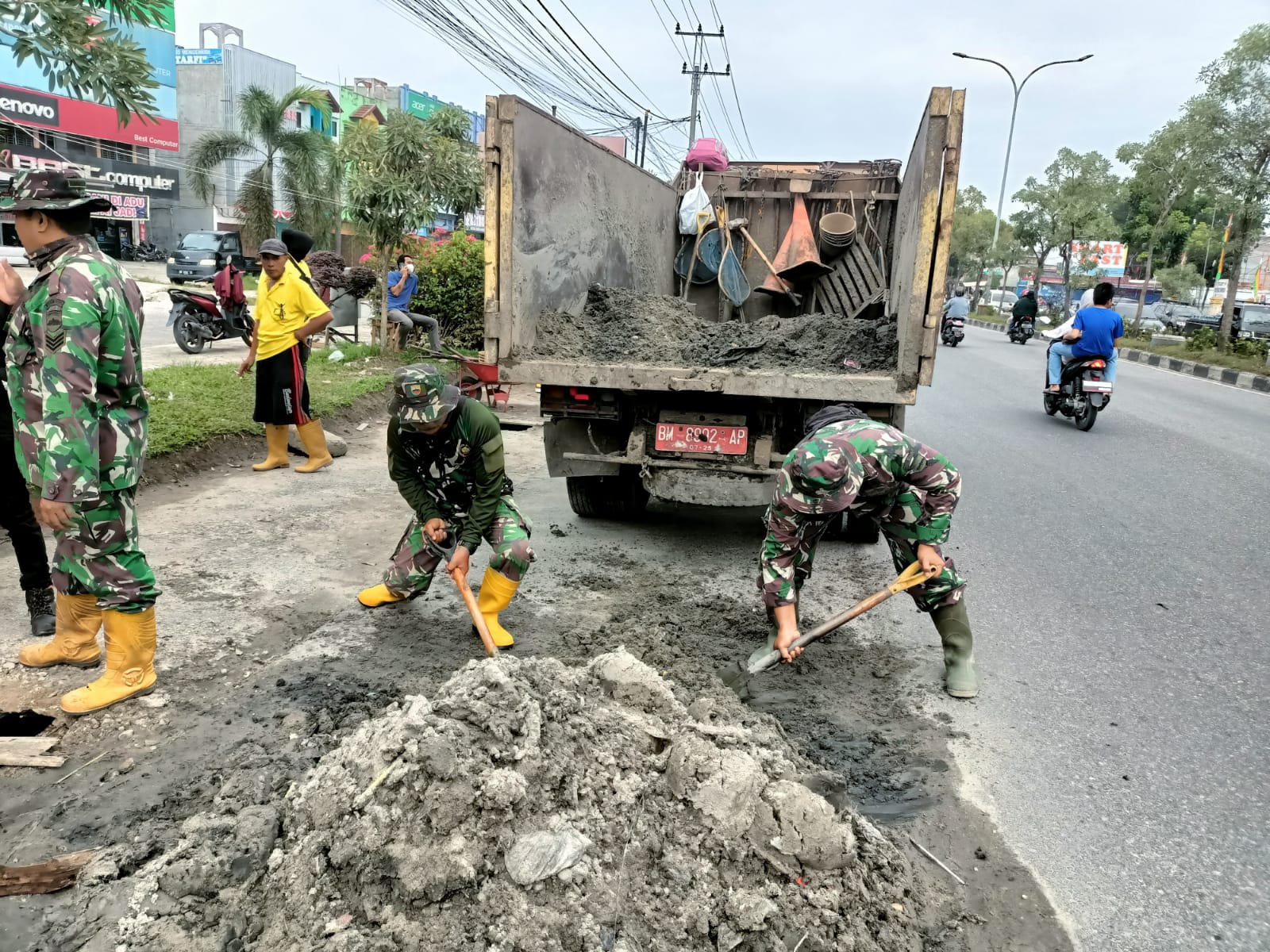 Babinsa Bersama Pasukan Kuning Goro Bersihkan  Parit di Jalan Sudirman 
