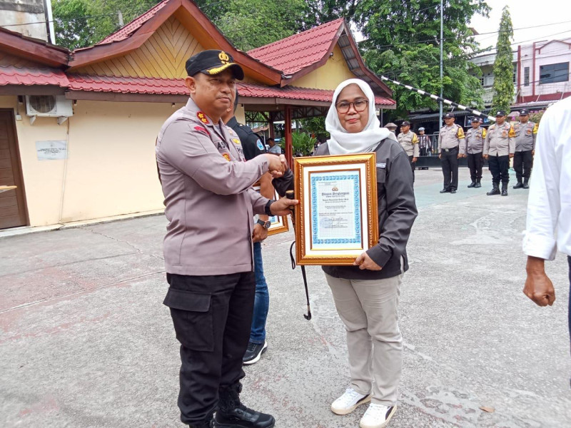 Dinilai Jadi Mitra Terbaik, Ketua PWI Siak Terima Penghargaan dari Kapolres