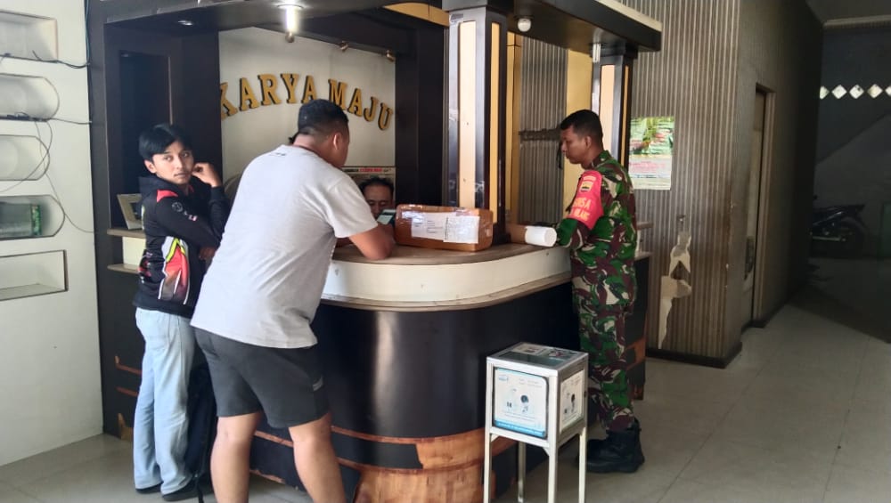 Komsos, Babinsa Edukasi Kebersihan Lingkungan dan Penyediaan Tong Sampah 