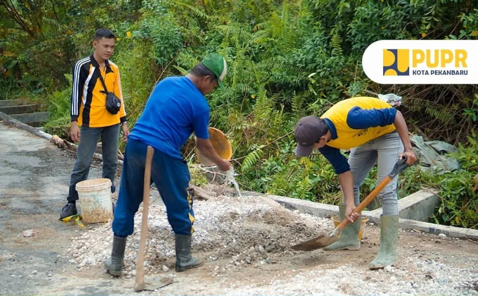 Tim Dinas PUPR Pekanbaru Bergerak Cepat Tangani Amblasnya Jalan di Jalan Seroja Kulim Akibat Erosi
