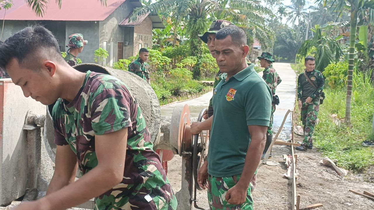 Babinsa Bersama Satgas TMMD ke 114, Semenisasi Jalan 