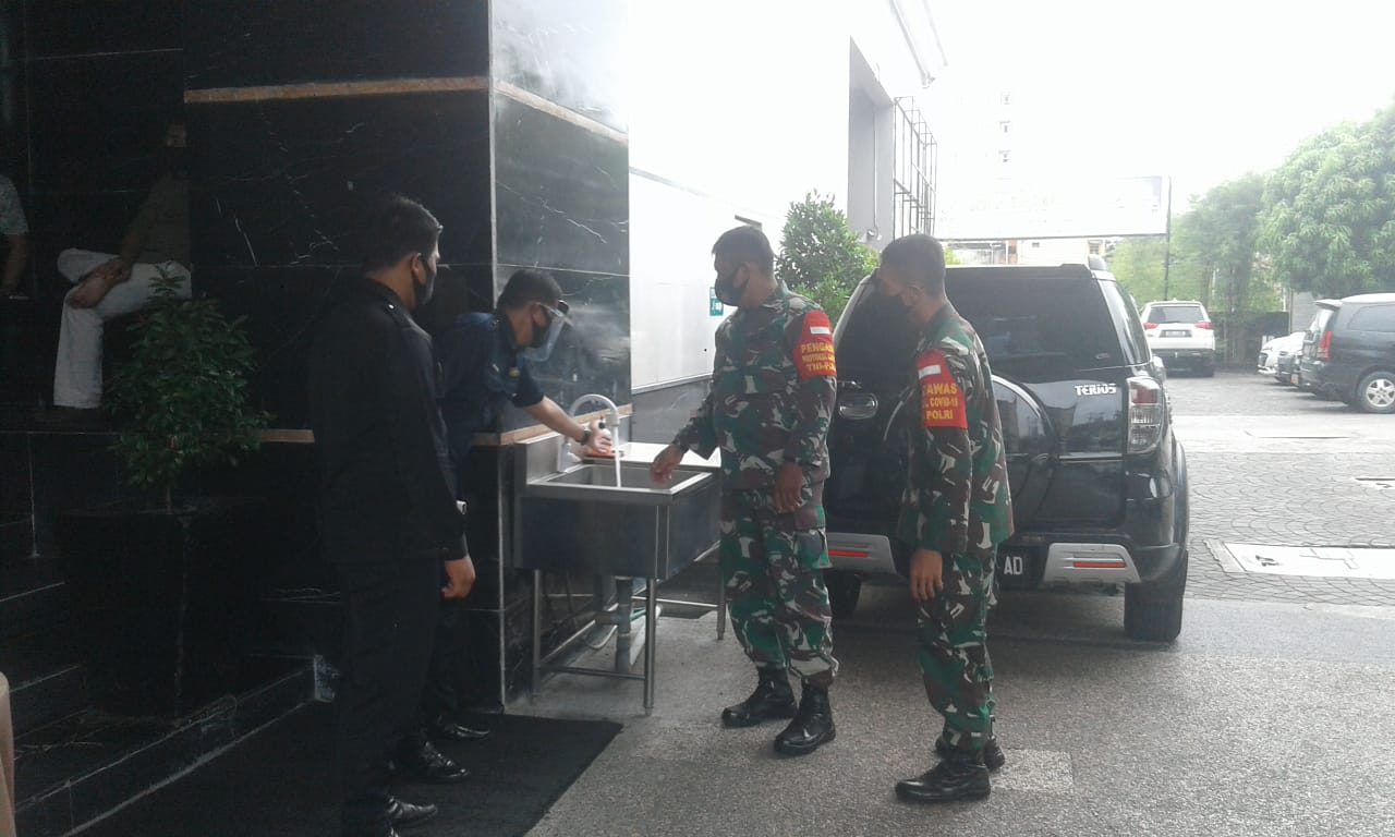 Babinsa Kota Tinggi Gelar Komsos dan Cek Peralatan Prokes Sejumlah Hotel di Wilayah Teritorial 
