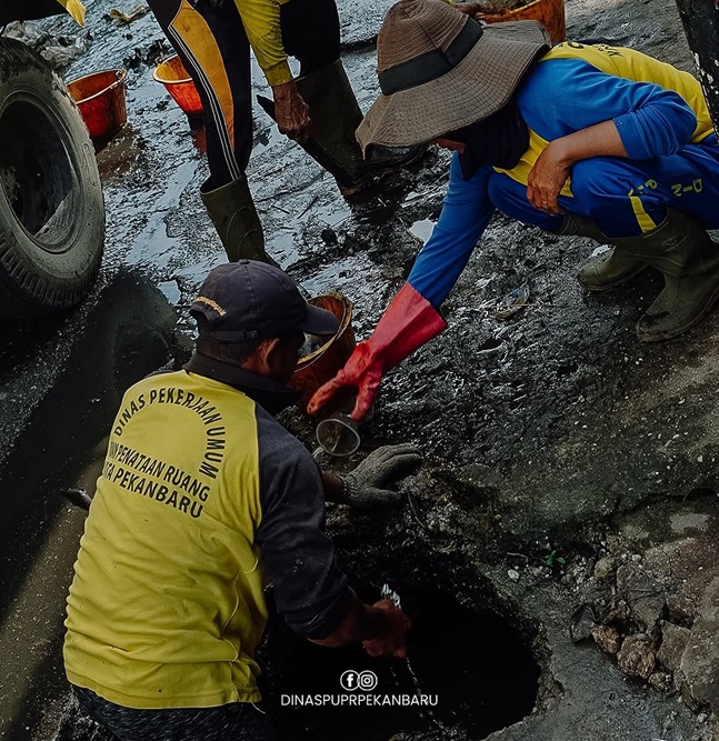 Dinas PUPR Kota Pekanbaru Lakukan Normalisasi Drainase di Jalan HR Soebrantas