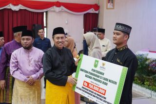 Gubri Syamsuar Serahkan Bantuan Beasiswa S1 Luar Negeri Kepada 100 Mahasiswa