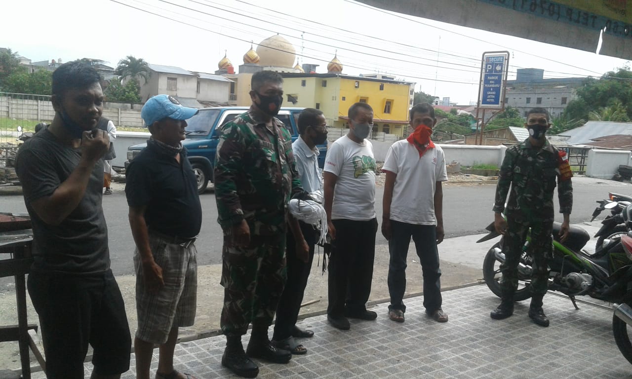 Babinsa Kelurahan Kota Tinggi Bagikan 50 Masker ke Warga