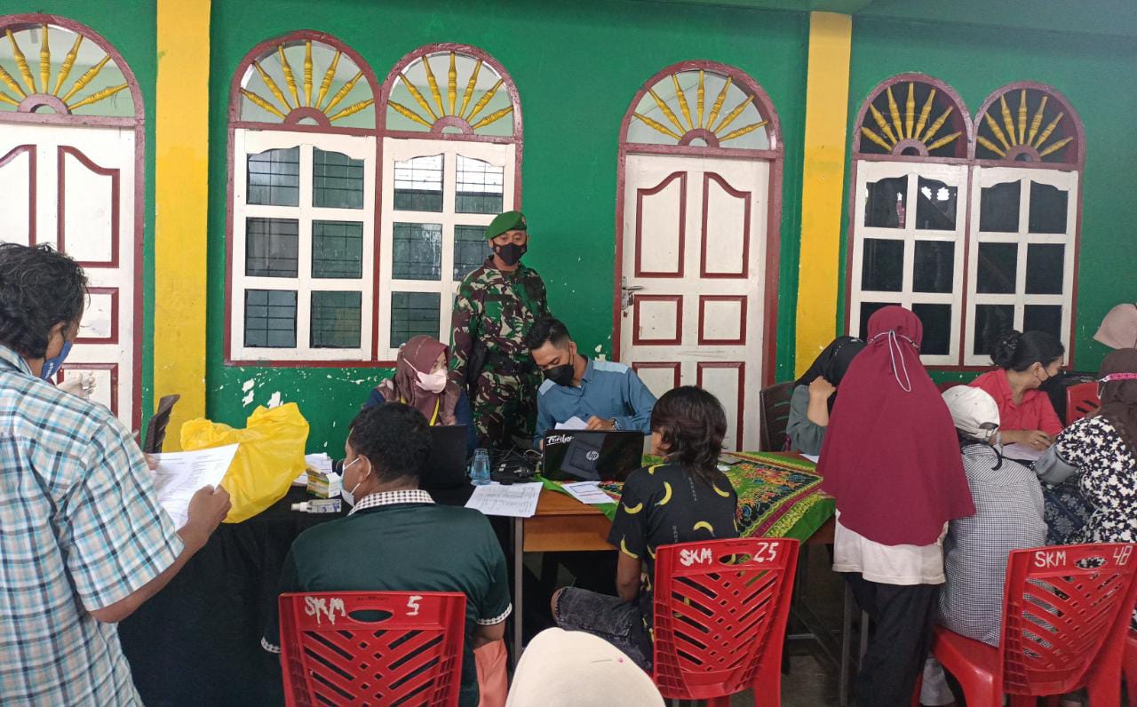 Berikan Rasa Nyaman, Babinsa Dampingi Warga Ikut Vaksinasi