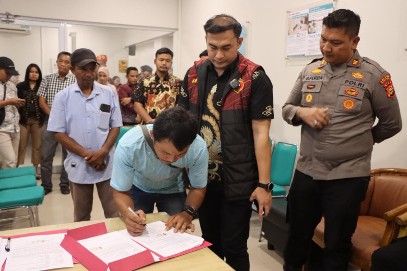 Polres Rohil Fasilitasi Perdamaian Antara Kelompok W. Siringo-Ringo dan PT. Ujung Tanjung Sejahtera Melalui Restorative Justice