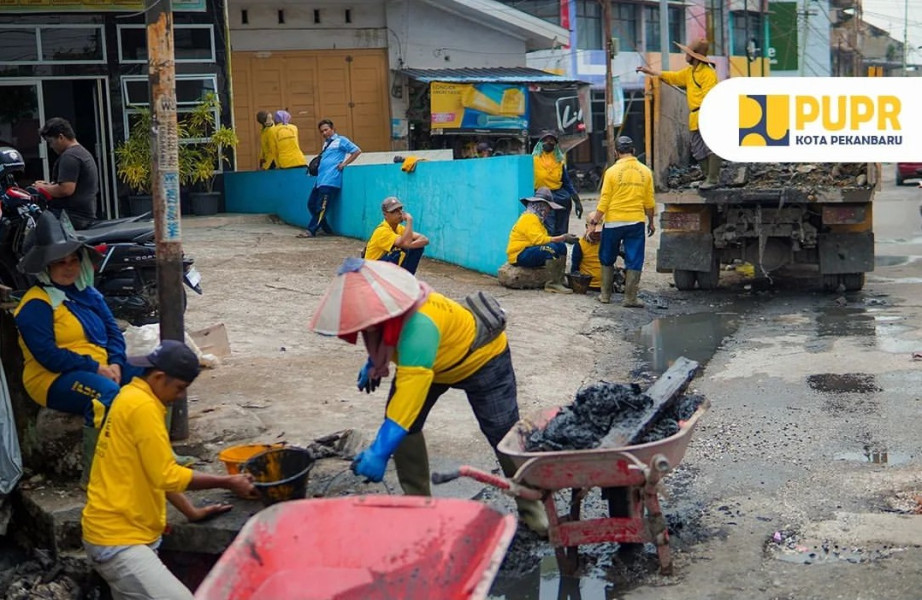 Tim OP Bina Marga PUPR Kota Pekanbaru Bersihkan Drainase Jalan Ahmad Dahlan untuk Cegah Banjir