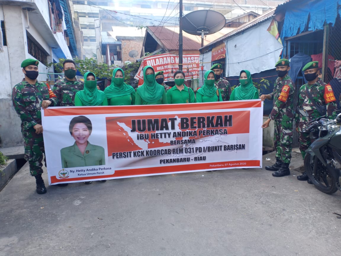 Jumat Berkah, Ibu Hetty Andika Perkasa Bersama Persit KCK Koorcab Rem PD I/BB Bagikan Sembako 