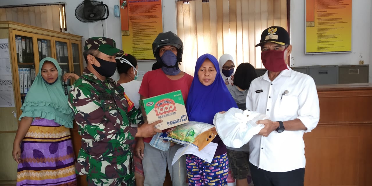 Babinsa dan Lurah Sukaramai Bagikan Sembako Bantuan Pemko