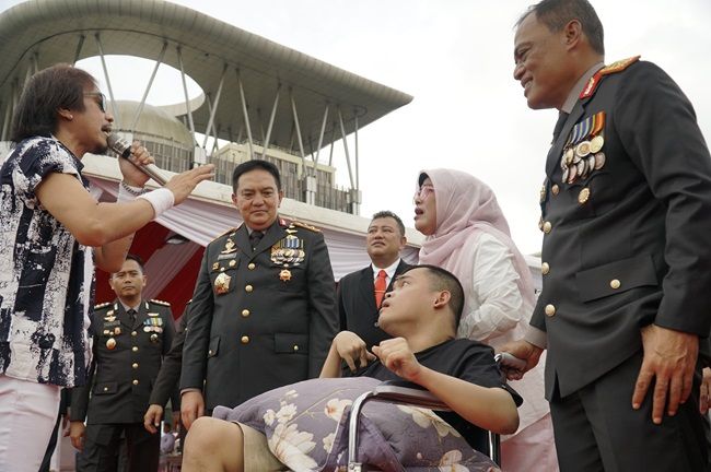 Band Radja Goyang Pengunjung HUT Bhayangkara ke-78 di Riau