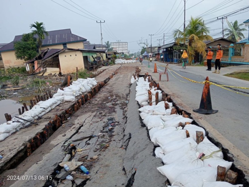 Badan Jalan Turun Akibat Longsor di Inhil, Ini Langkah BPJN
