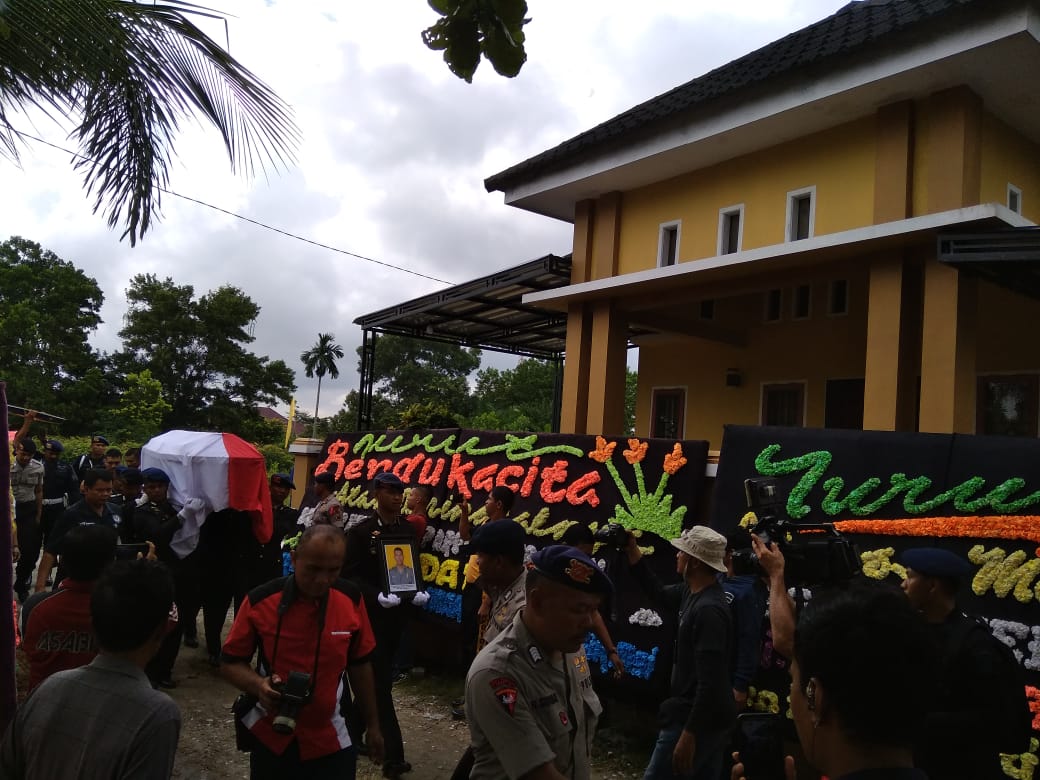 Dimakamkan di TMP, Ini kata Orang Tua Bripka Anumerta Hendra