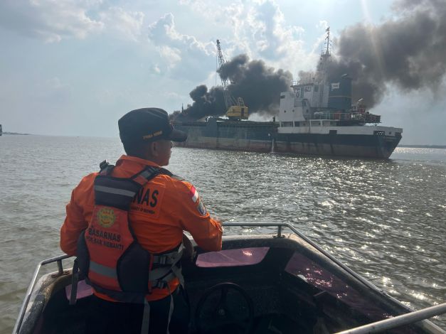 Kapal Bermuatan Sagu Terbakar di Perairan Meranti
