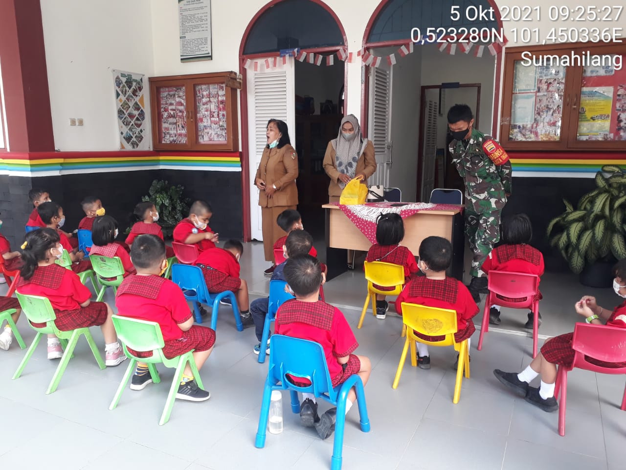Cegah Cacingan, Babinsa Dampingi Nakes Bagikan Obat Cacing 