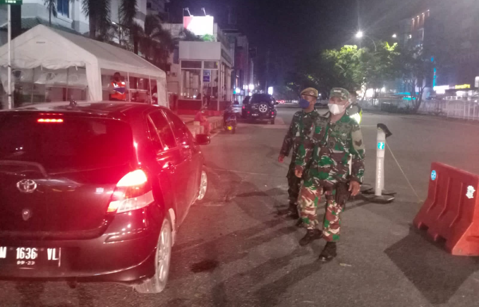 Babinsa Kelurahan Kotabaru Gelar Patroli dan Penyekatan Jalan Sudirman