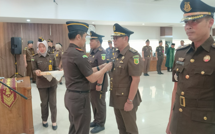 Lantik Dua Kasi, Kajari Pekanbaru Tekankan Profesionalitas dan Transparansi