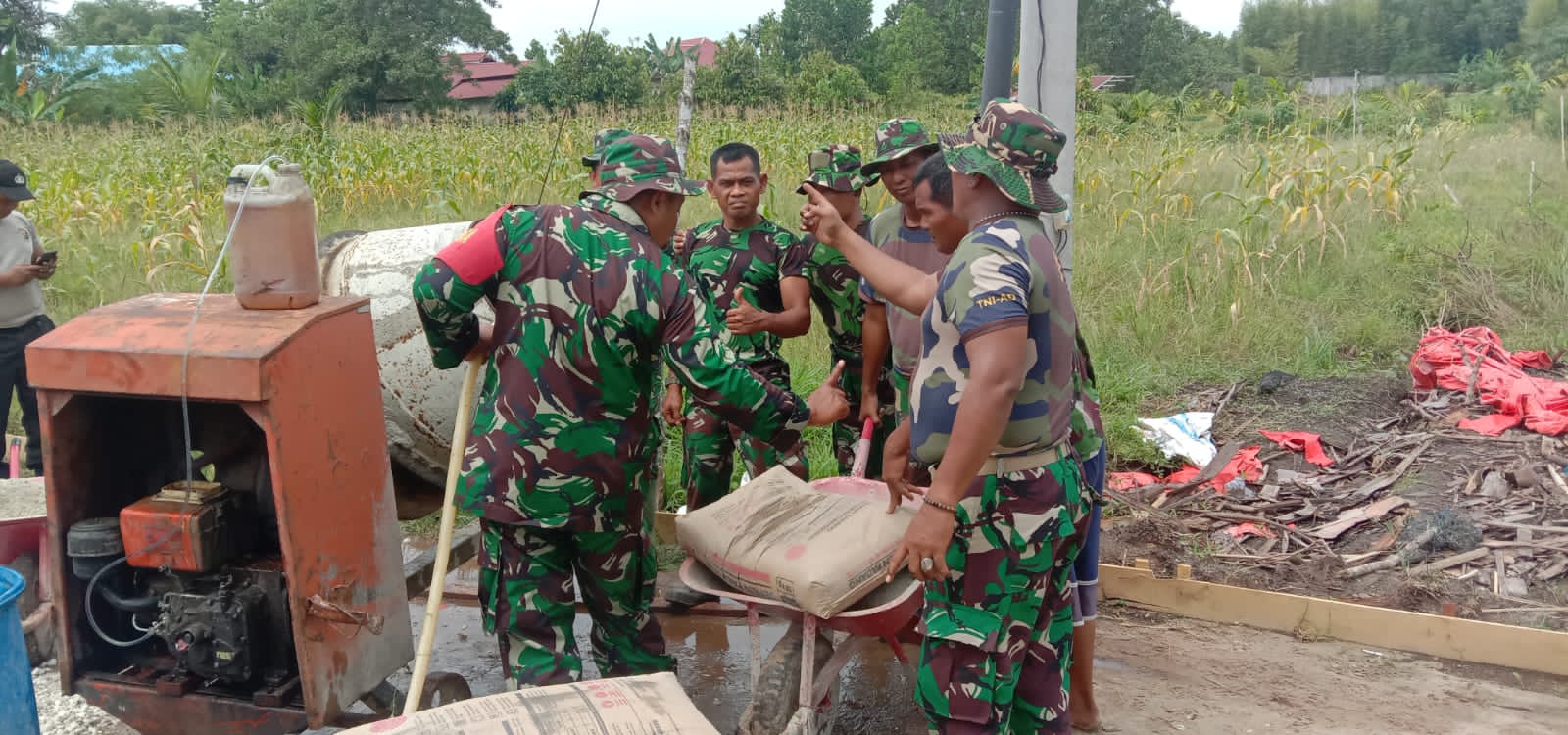 TMMD ke 114, Babinsa Bersama Tim Satgas TMMD  Cor Jalan Bunga Tombak Kecamatan Kulim