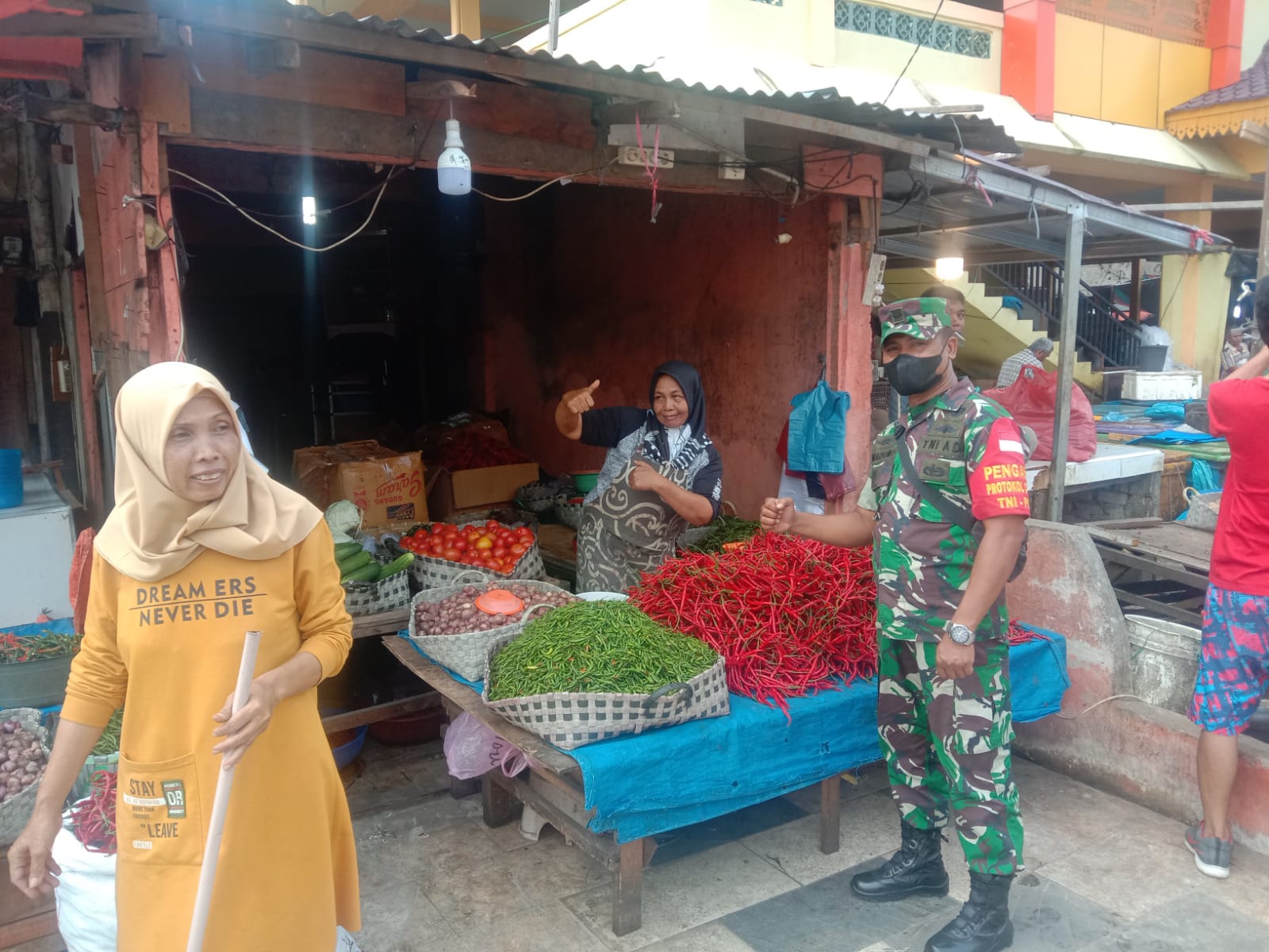 Menuju Indonesia Sehat, Babinsa Rutin Edukasi Prokes Berkelanjutan di Pasar Agussalim 