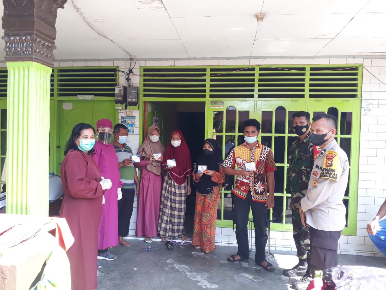 Babinsa-Bhabinkamtibmas Dampingi Nakes Bagikan Vitamin ke Warga Isoman