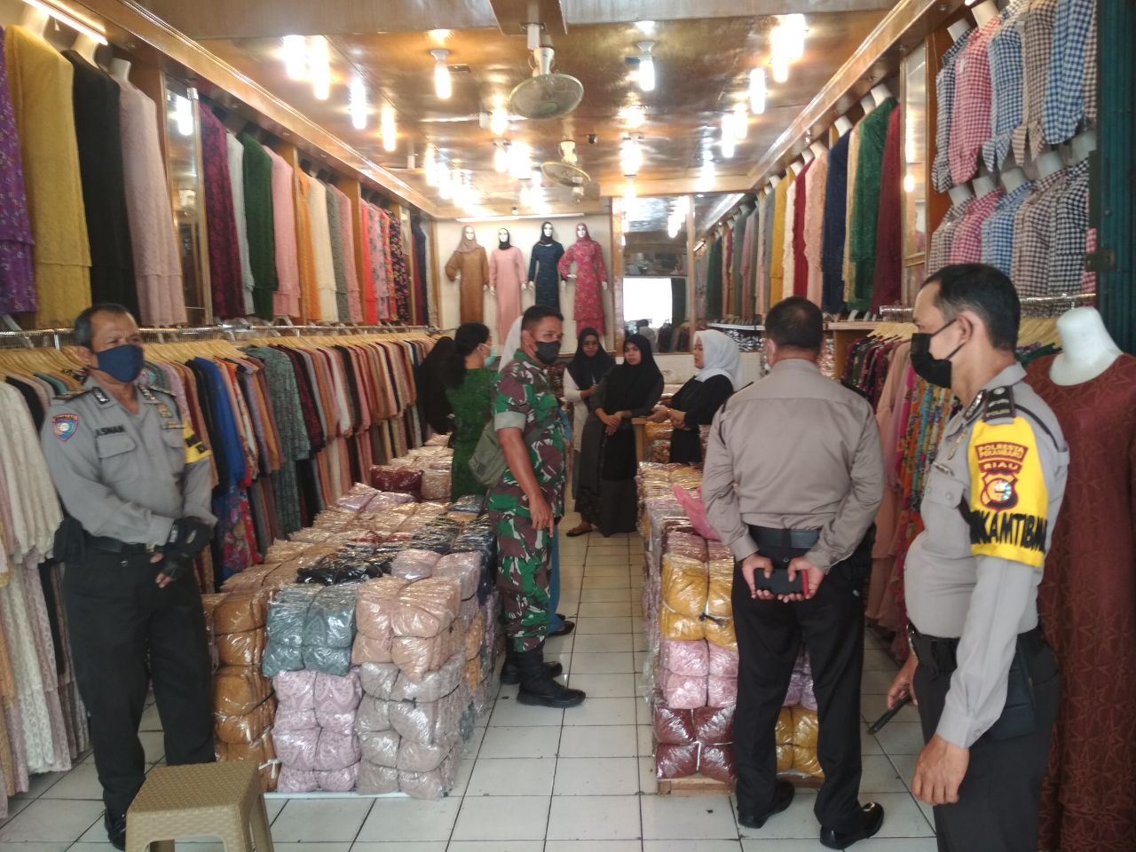 Sinergitas TNI-POLRI,  Babinsa Serda Robet Sitorus Patroli Prokes ke STC Pekanbaru