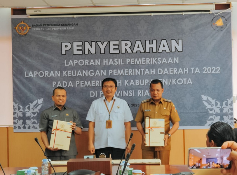 Kepala BPKAD Pekanbaru Yulianis Dampingi Pj Walikota Terima WTP dari BPK RI