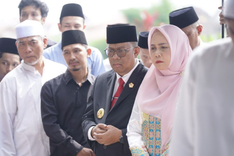 Pj Gubri Iringi Pemakaman Raja Yoserizal Zen di TPU Kampung Gobah