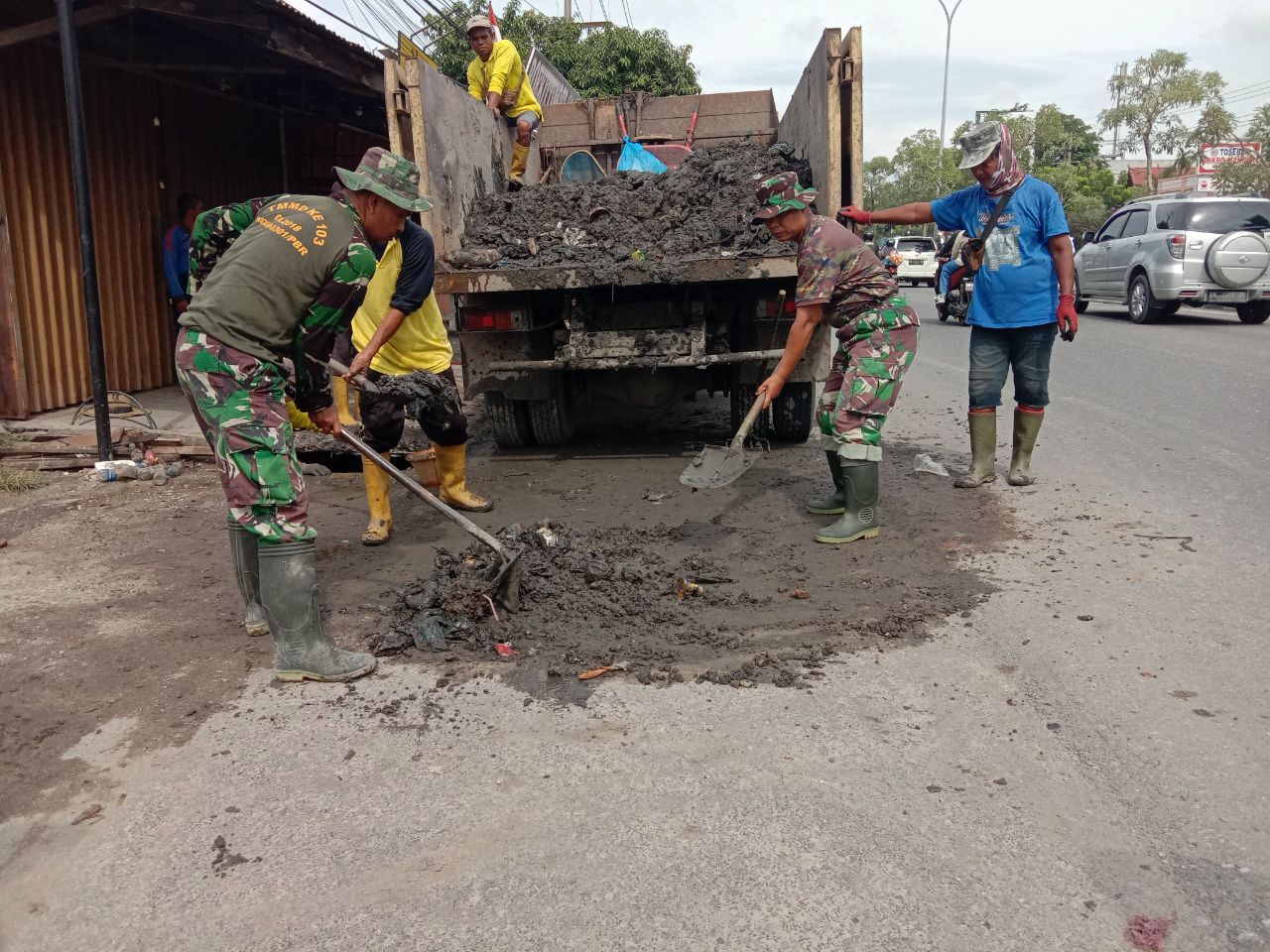 Babinsa Bersama Pasukan Kuning Bersihkan Drainase 