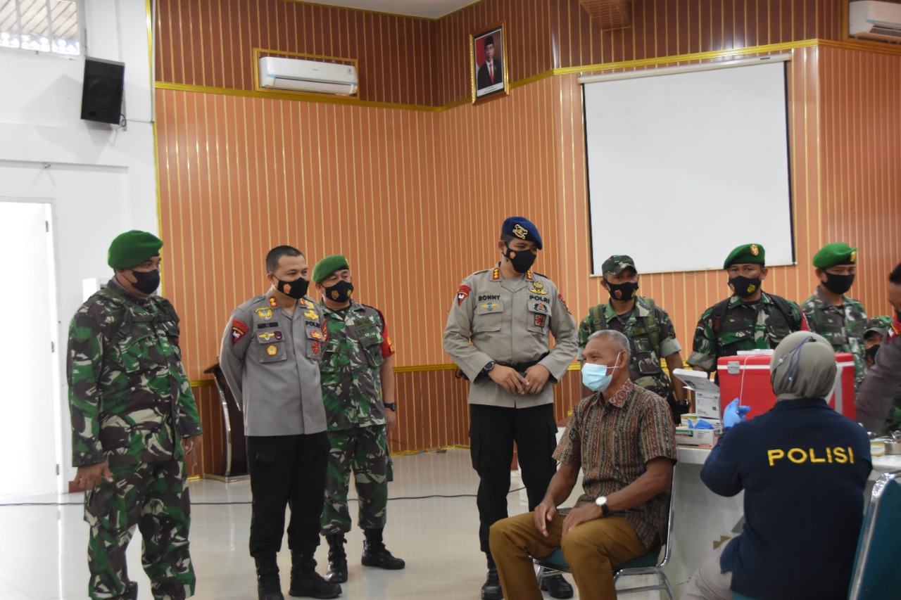Babinsa Monitoring Vaksinasi Massal di Sat Brimob Polda Riau
