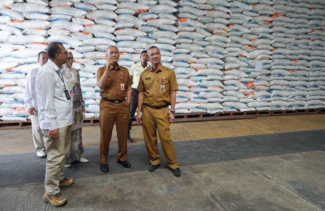 Hasil Tinjau Gudang Bulog, Pemprov Riau Pastikan Stok Bahan Pokok di Riau Aman