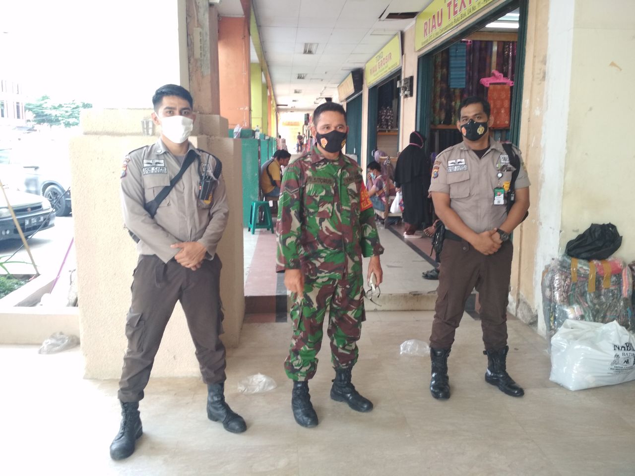 Babinsa Sosialisasi Prokes saat  Patroli Keliling
